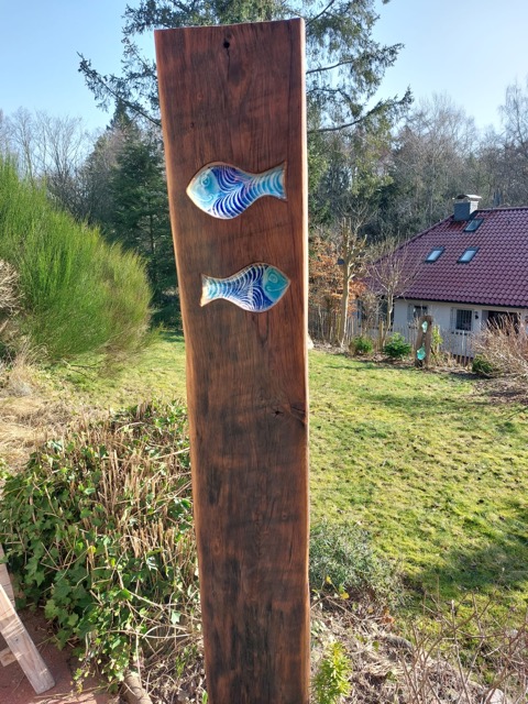 Alte Eichenbohle mit 2 Glasfischen